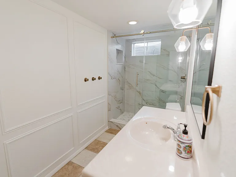 Full bath 2 (downstairs)