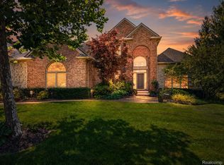 879 Benjamin Dr, Troy, MI 48098