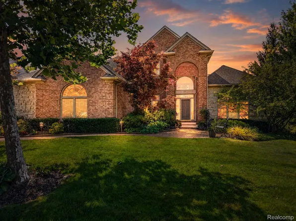 879 Benjamin Dr, Troy, MI 48098