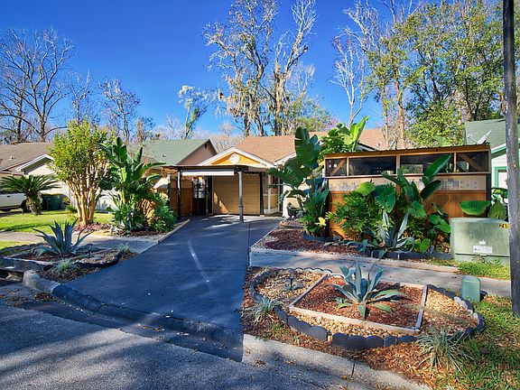 3rd image of 250 Aquarius Cir W