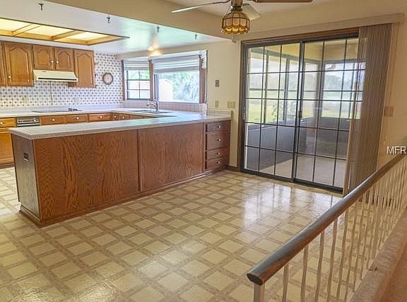 5th image of 715 W Lorraine Dr