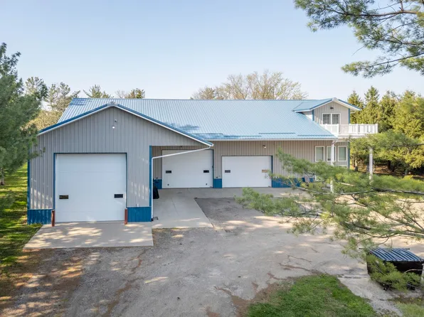 7603 N Raymond Rd, Dunkerton, IA 50626