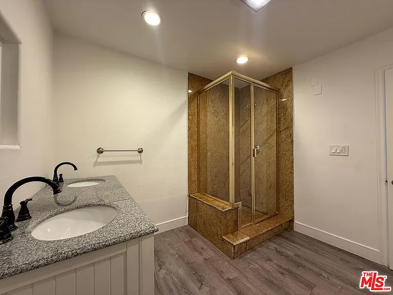 6742 Radford Ave — Photo 19