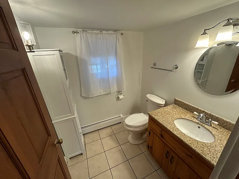 1st floor 1/2 bath