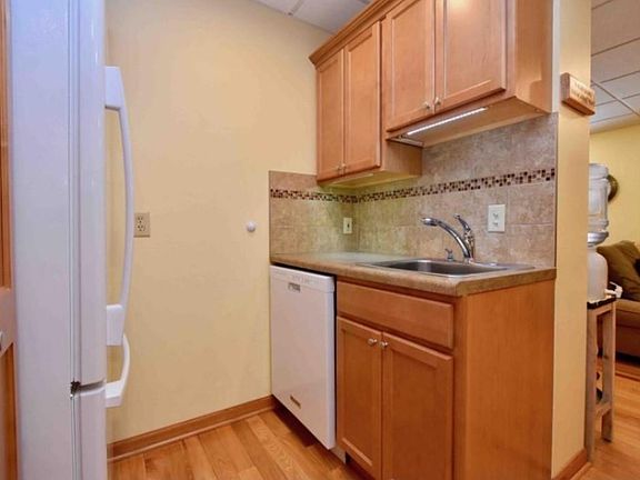 5th image of 915 W 5th St APT 3