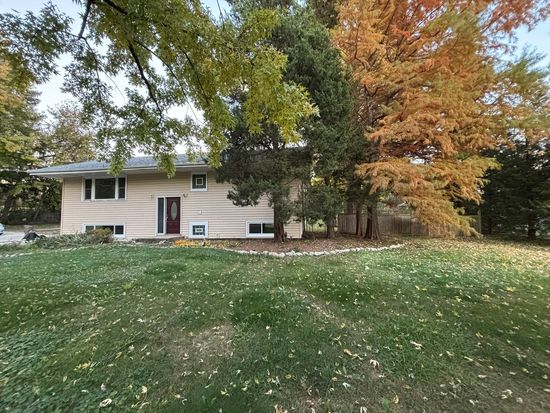 6N431 Gary Ave, Roselle, IL 60172