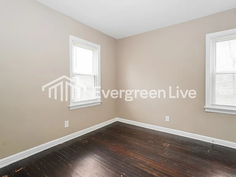 2272 Delavan Dr — Photo 9