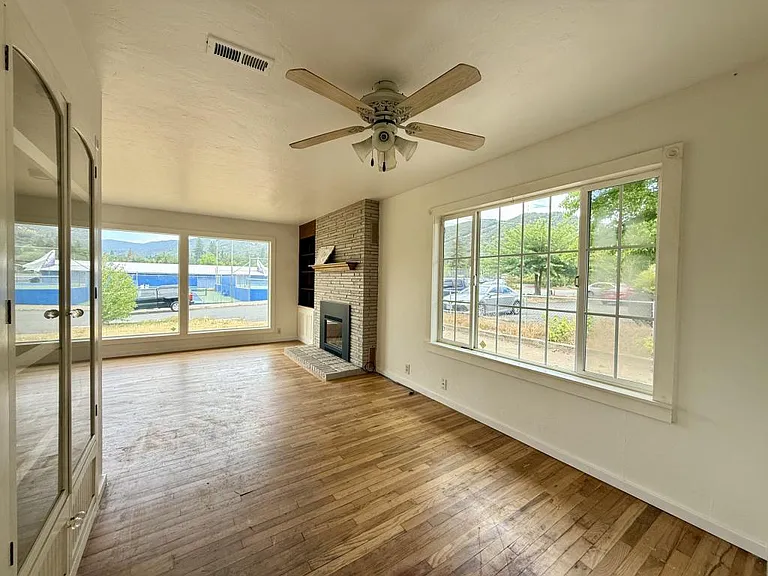 733 NE Wharton Dr — Photo 4