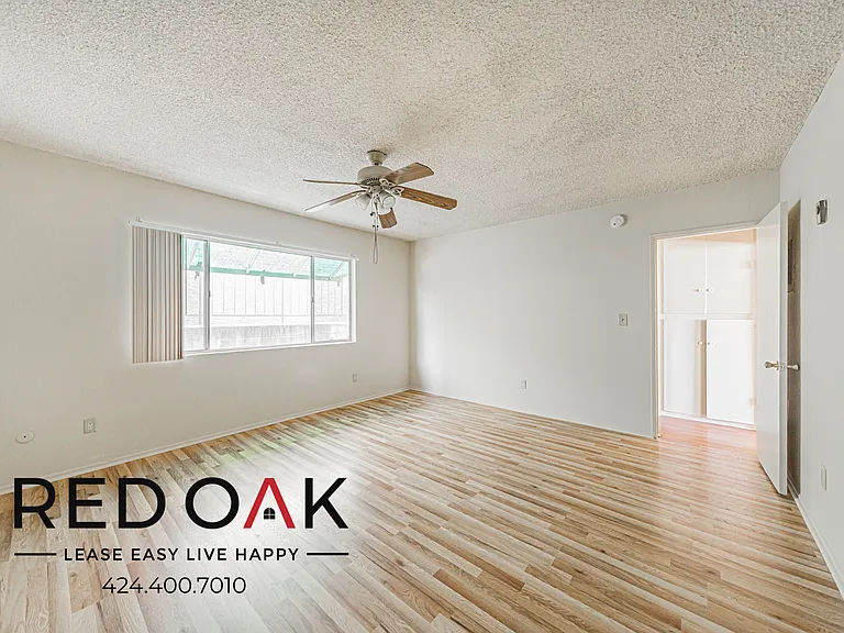 16515 Victory Blvd #6 — Photo 2