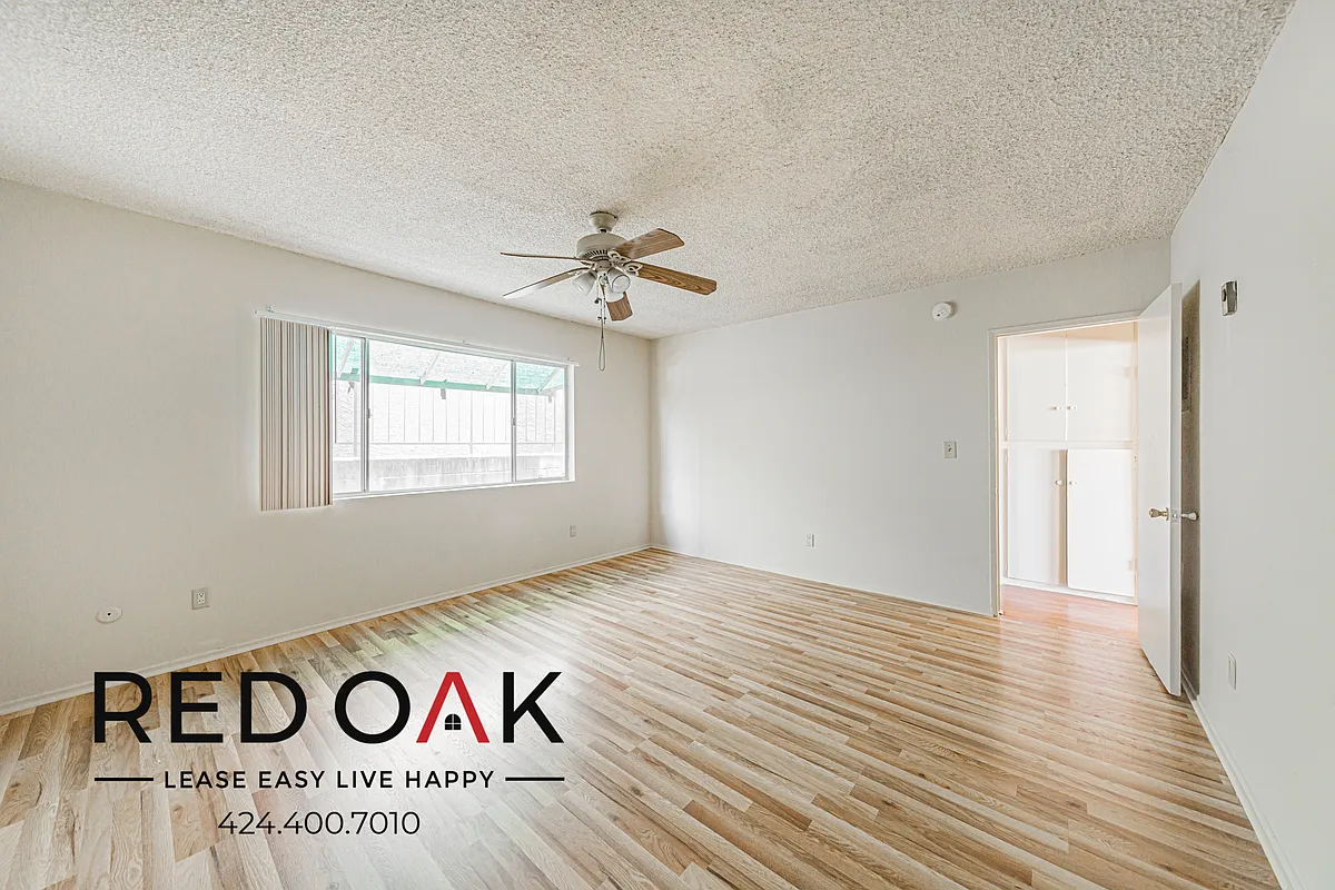Building Photo - 16515 Victory Blvd #6