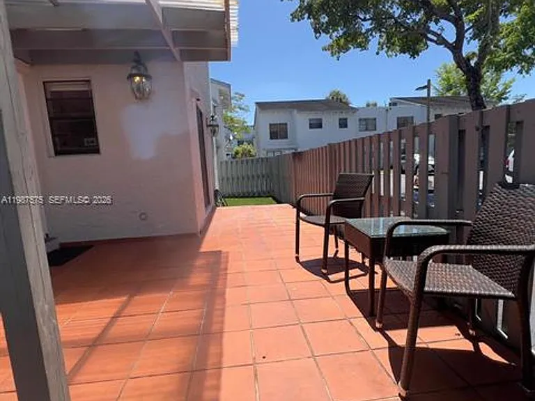 10550 NW 7th Ter #B7 — Photo 3
