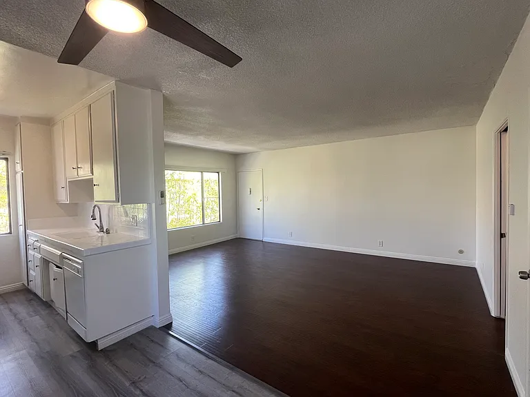812 N Martel Ave #10 — Photo 7