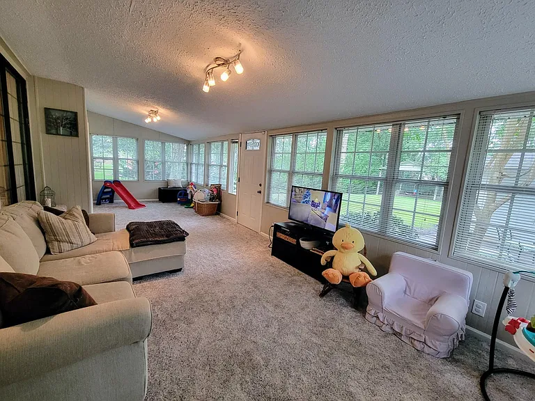 709 James Ave — Photo 17