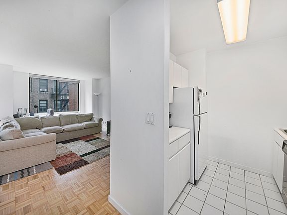 4th image of 145 E 48th St APT 6G