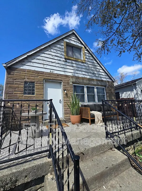 861 Bassett Ave photo 1