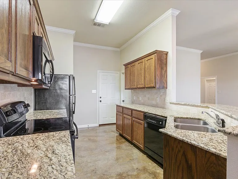 621 Monticello Cir — Photo 12