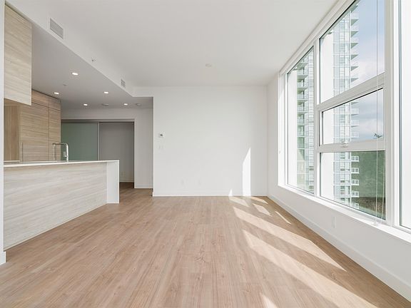 5th image of 585 Austin Ave #1505