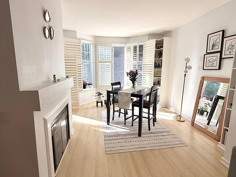 280 Caldecott Ln — Photo 2
