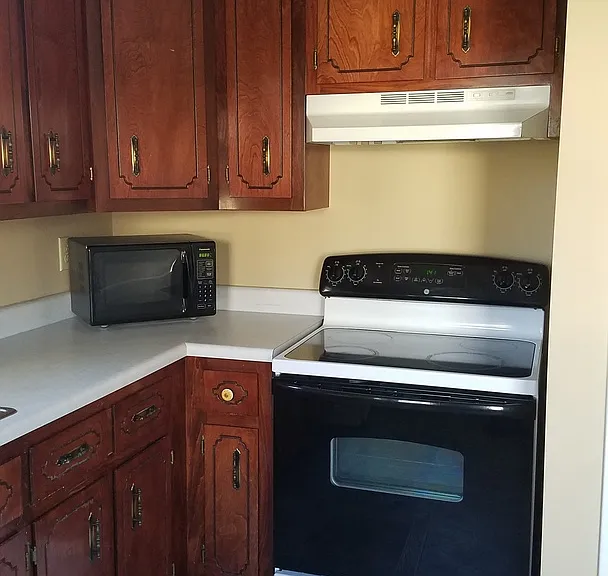 357 Erie Dr — Photo 2