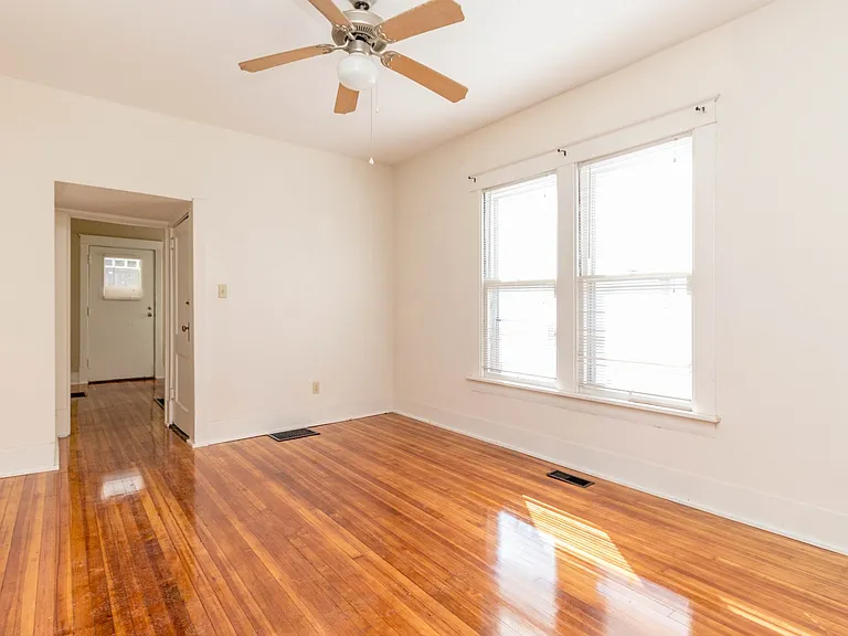 1405 Windsor St — Photo 13