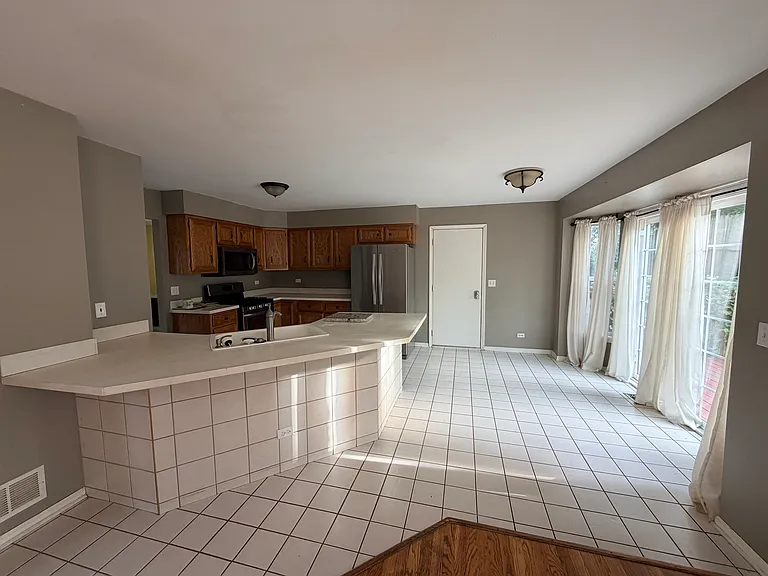 1604 Brighton Ln — Photo 4