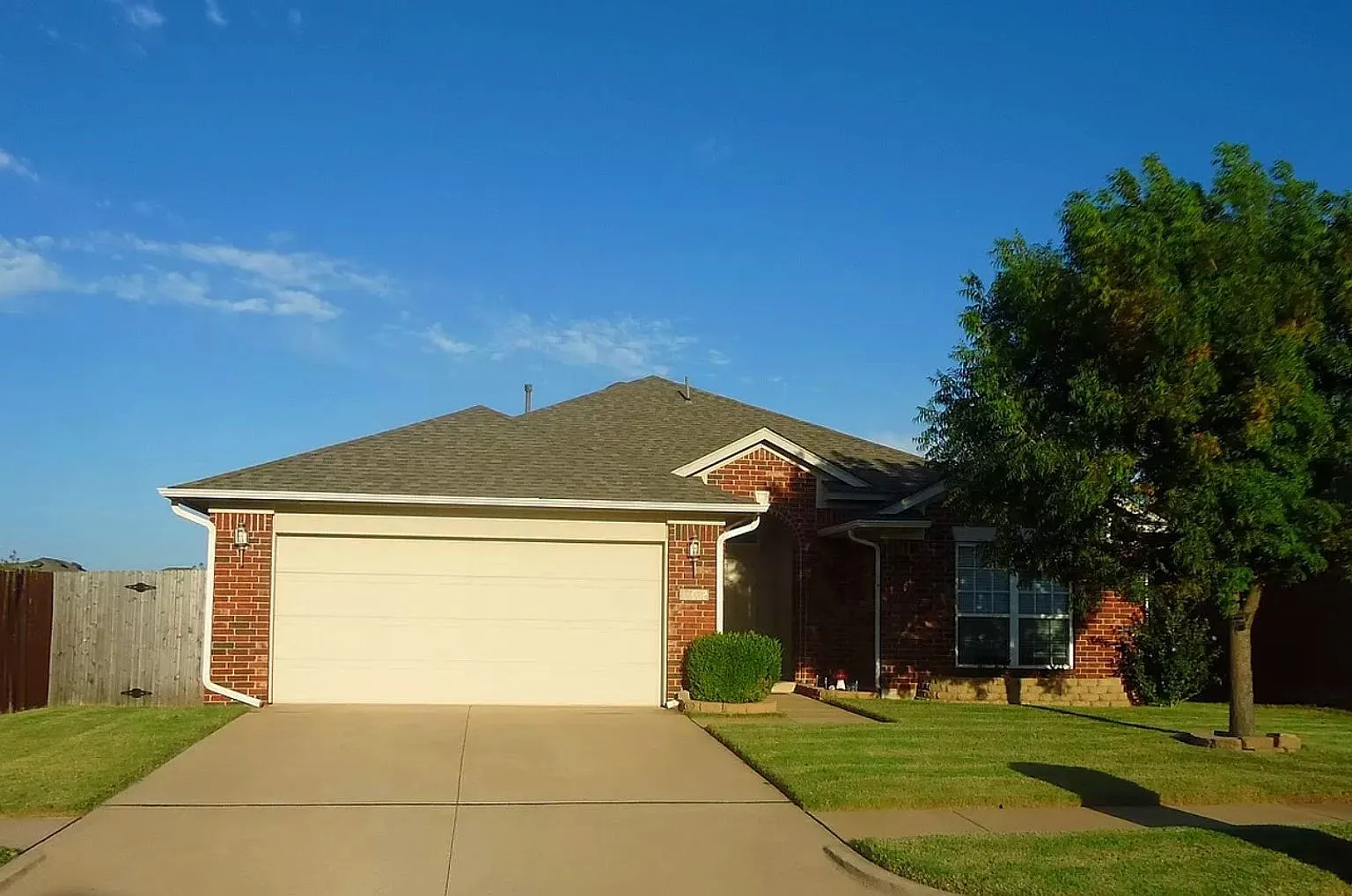Great Location in West Edmond w/ Storm Shelter! — Photo 1