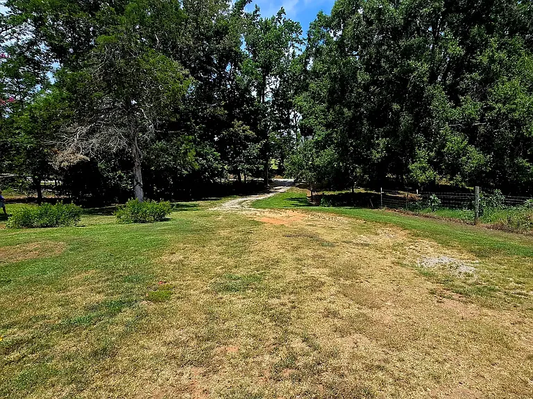 308 W Chapman Rd — Photo 3