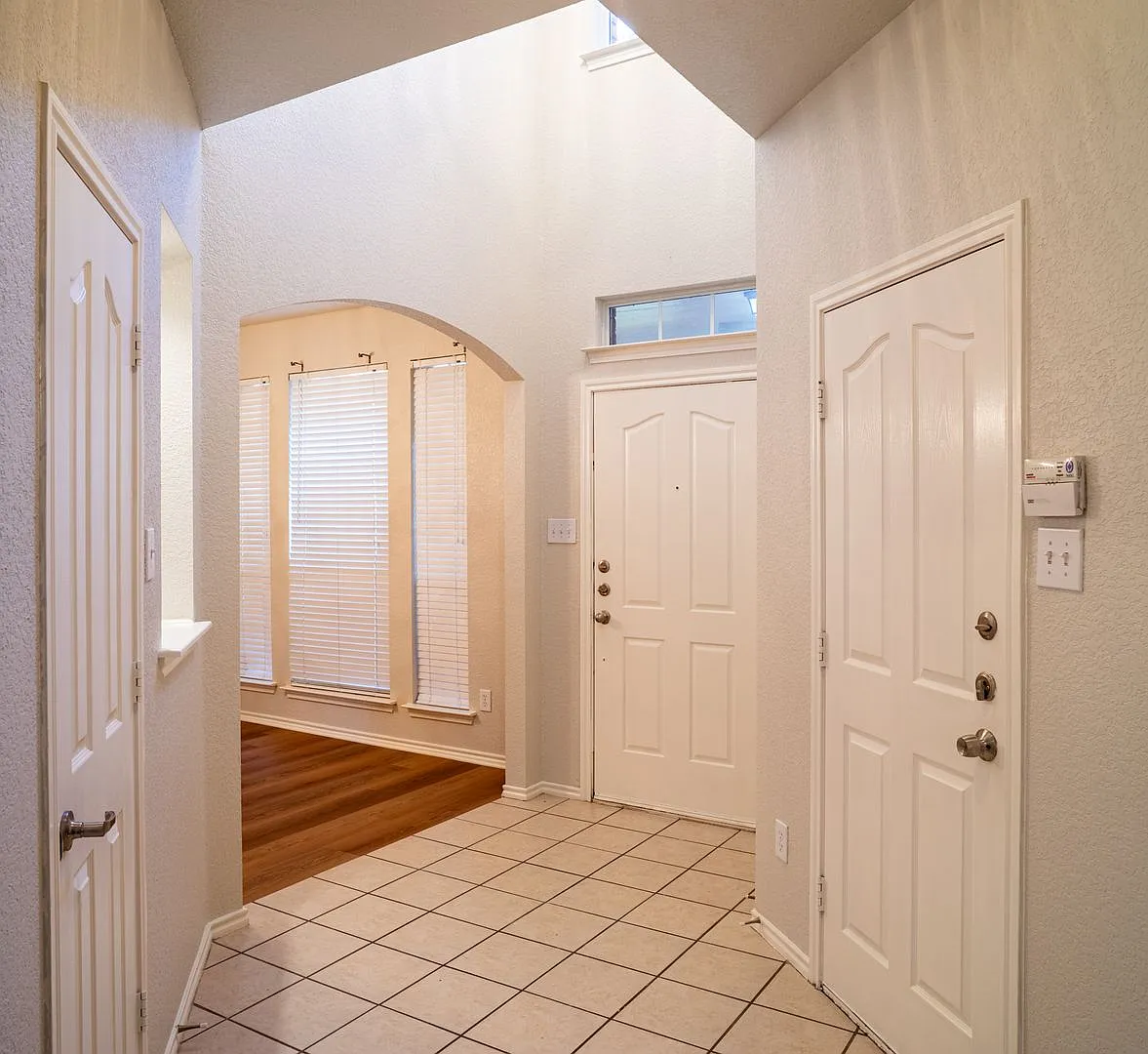 Beautiful Home on a Spacious corner lot — Photo 3