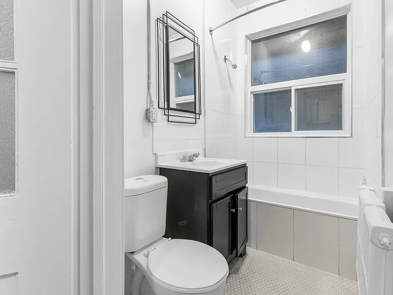 404 Elgin St — Photo 12