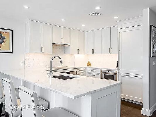 4th image of 222A 6th Ave #2