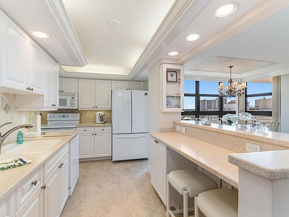 3rd image of 260 Seaview Ct APT 806