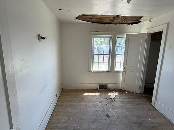4th image of 15369 Wisconsin St