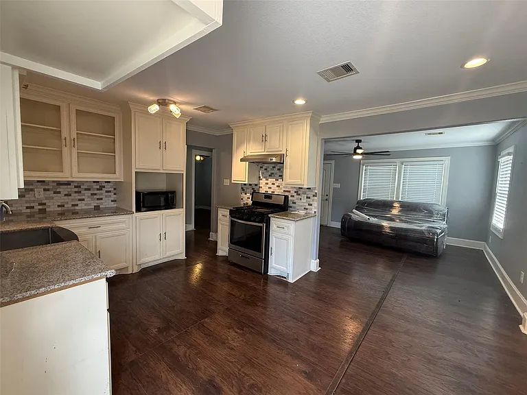 1321 Taylor Ave — Photo 3