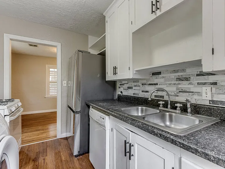 604 Iowa St — Photo 17