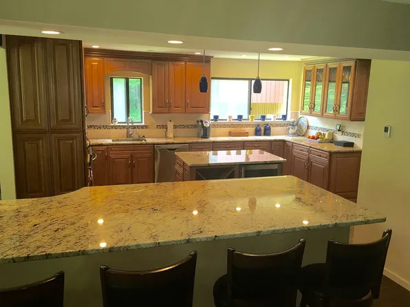 22 Hearthstone Dr, Brookfield, CT 06804