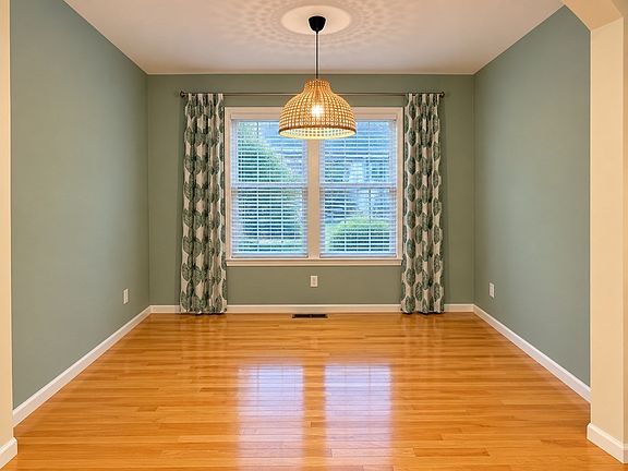 3rd image of 12 Thistle Ln