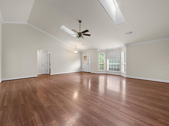 4th image of 828 Lakeshore Dr