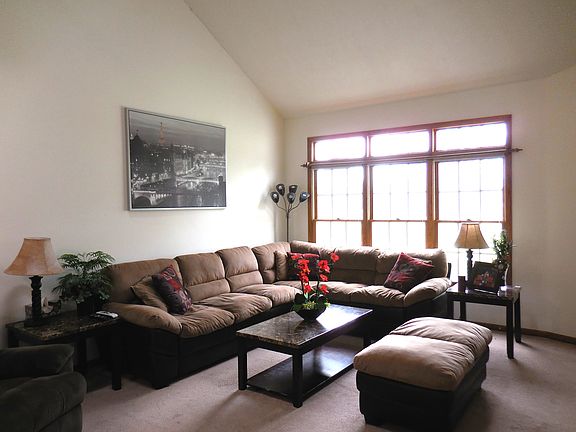 Great Room w/vaulted ceiling