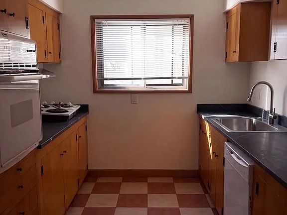 3rd image of 3724 SE 40th Ave APT I