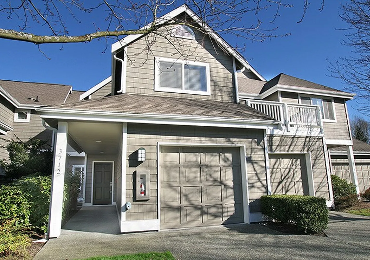 2bd/2.5ba Kirkland Townhome — Photo 1