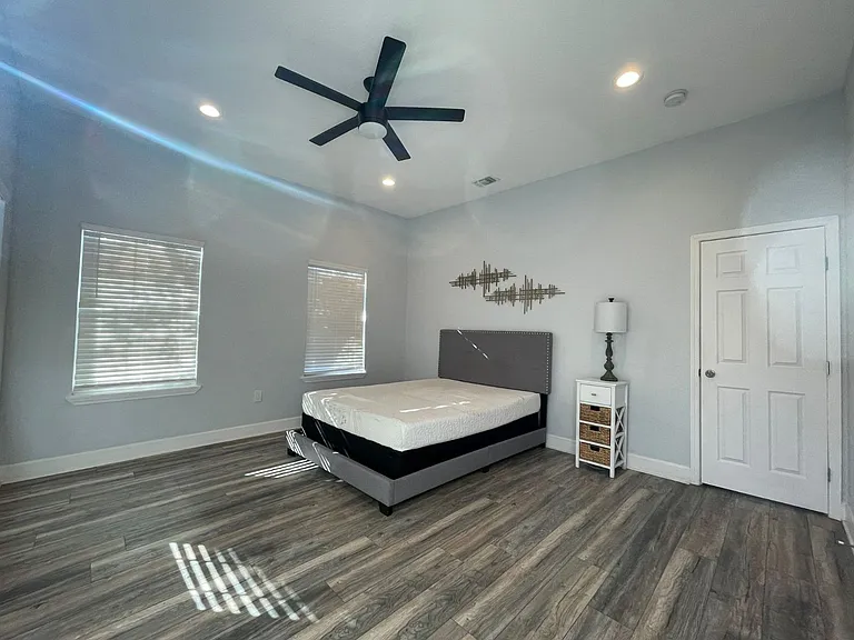 404 S Olive St — Photo 6