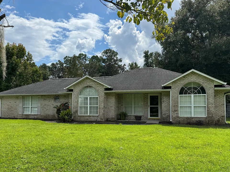 200 NW Charlotte Gln