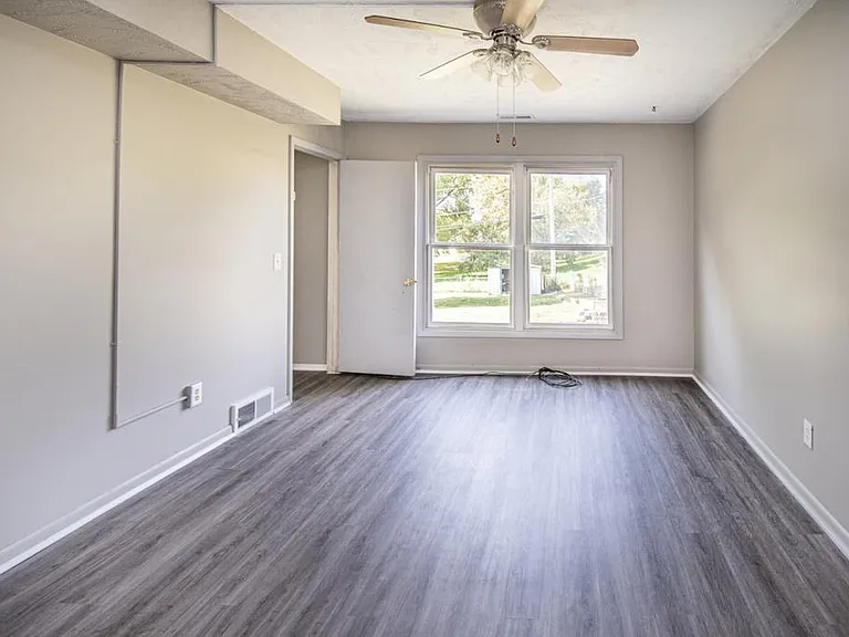 1220 Hillcrest Dr — Photo 5
