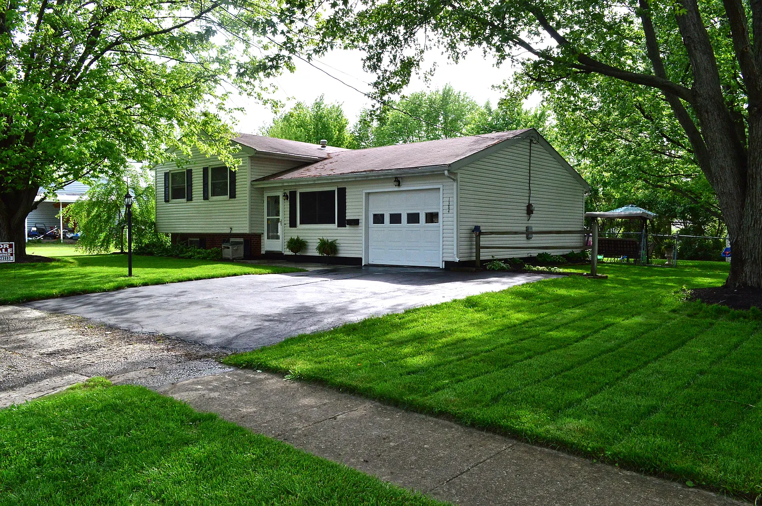 1384 Ashley Dr photo 1