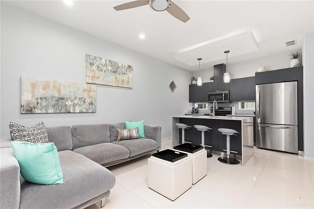 1 bed, 1.5 bath, 971 sqft, $975 — Photo 2