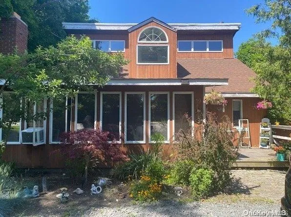 19 Shinnecock Rd, Hampton Bays, NY 11946