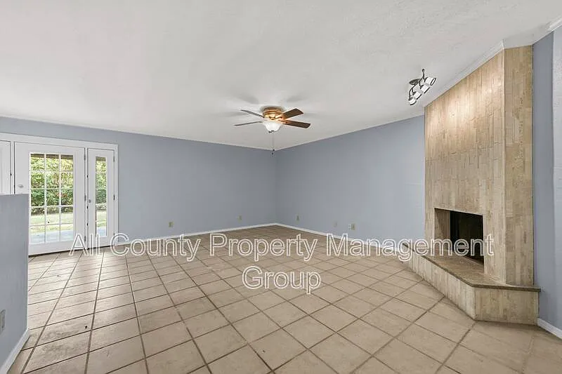3 bed, 2.0 bath, 1384 sqft, $1,895 — Photo 2