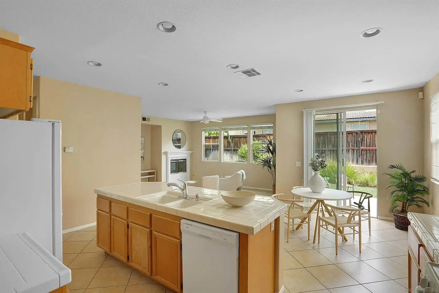 4 bed, 2349 sqft, $4,548 — Photo 3