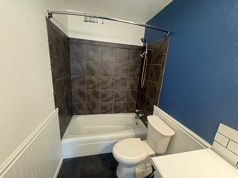 1415 Hollins Ave — Photo 2