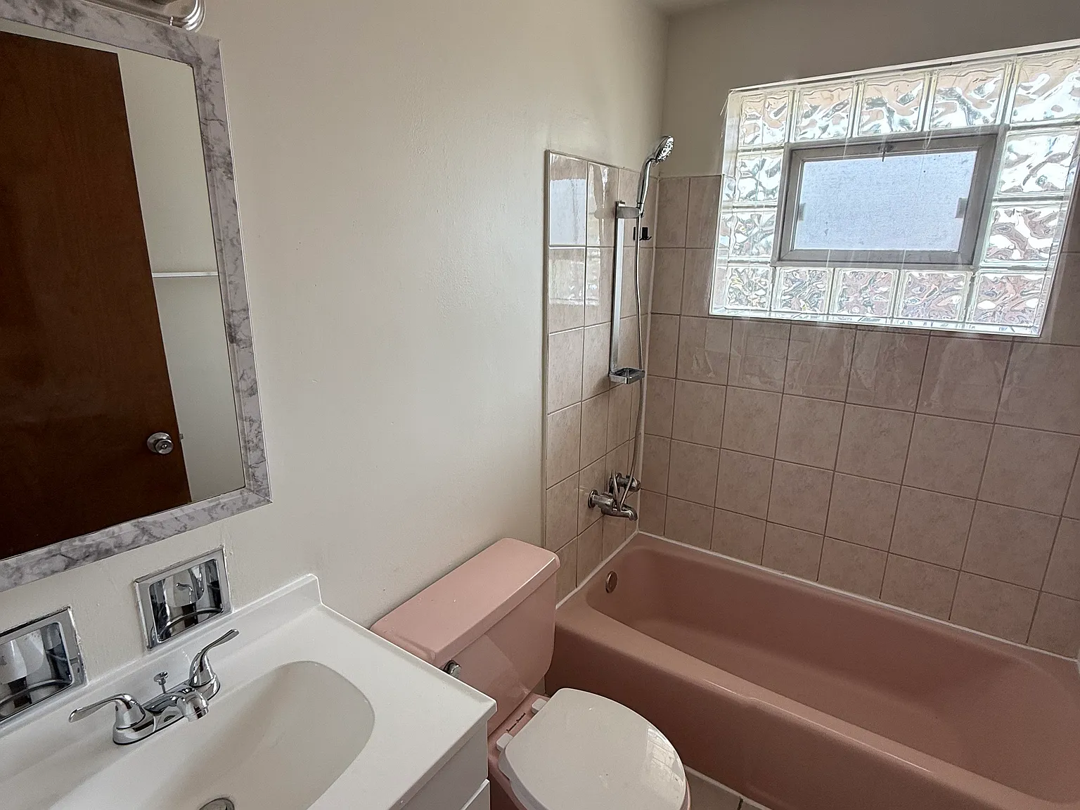 2 bed, 900 sqft, $1,400 — Photo 3